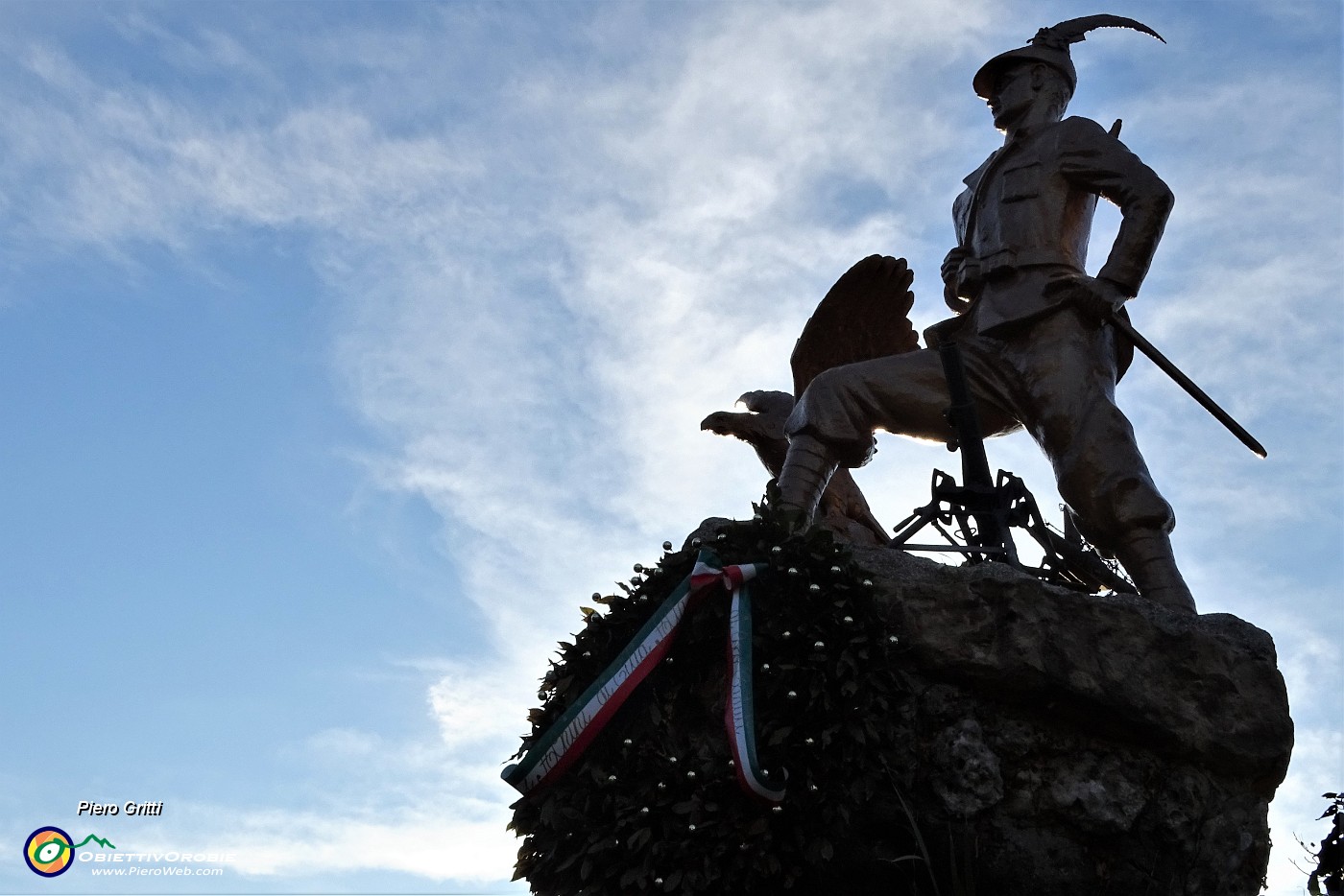 53 Al piazzale del Colle dei Roccoli monumento all'Alpino.JPG